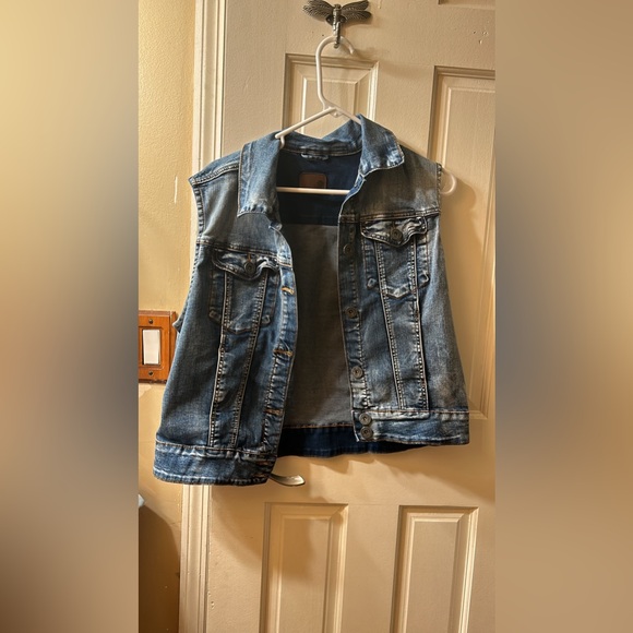 Rubbish Jackets & Blazers - EUC cropped Jean Vest Size large button down closure with pockets